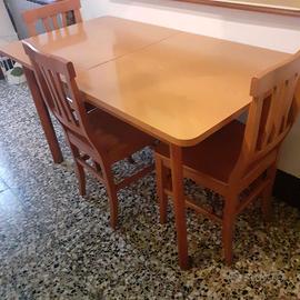 Tavolo sala/cucina con sedie