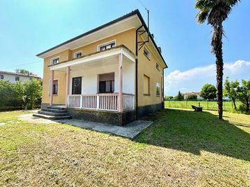 Casa singola su unico livello con terreno edifi...