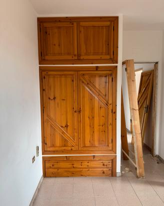 Sportelli e cassetti in vero pino massiccio