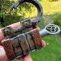 Antico LUCCHETTO in ferro battuto con chiave