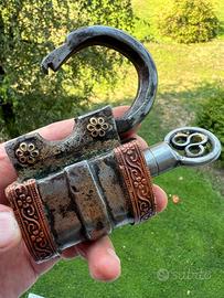 Antico LUCCHETTO in ferro battuto con chiave