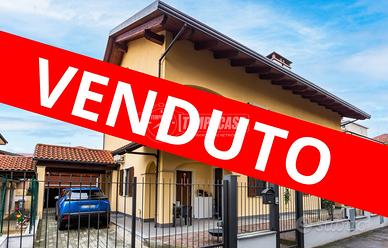 VILLA LIBERA SU TRE LATI CON CORTILE PRIVATO!