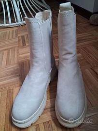 Anfibi scamosciati Bata 