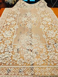 Tovaglia traforata in pizzo