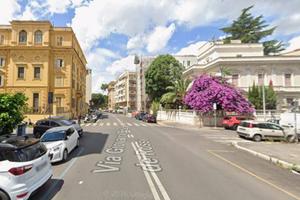 Palazzo / Stabile di 1000 m² con più di 5 locali a