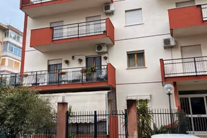 Via besio ampio 5 vani luminoso posto auto