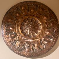Piatto decorativo in rame sbalzato a mano