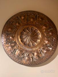 Piatto decorativo in rame sbalzato a mano