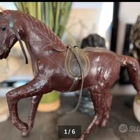 Cavallo in cuoio antico , soprammobile.
