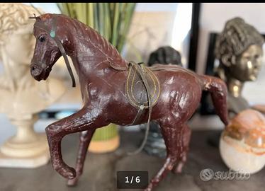 Cavallo in cuoio antico , soprammobile.