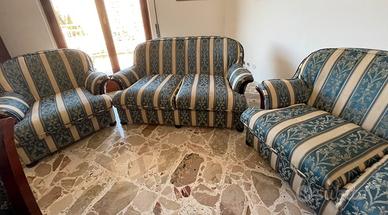 Due divani e una poltrona stile classico contorno