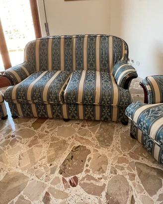 Due divani e una poltrona stile classico contorno