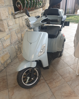 Vespa 3 ruote x anziani disabili elettrica