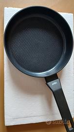 Padella nera nuova cm 20