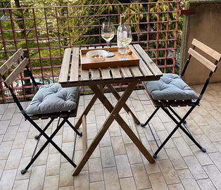 Set tavolo da esterno IKEA con 2 sedie e 2 cuscini