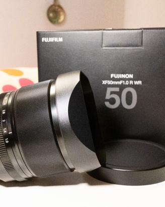 Fujifilm 50mm f/1.0 WR + paraluce quadrato metallo