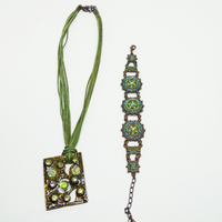 Collana e bracciale verde luminoso