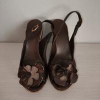 Eleganti sandali con zeppa in pelle marrone 