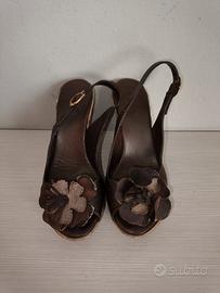 Eleganti sandali con zeppa in pelle marrone 