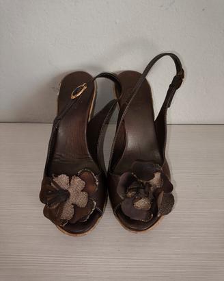 Eleganti sandali con zeppa in pelle marrone 