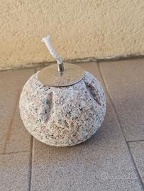 Lampada ad olio in pietra con lo stoppino