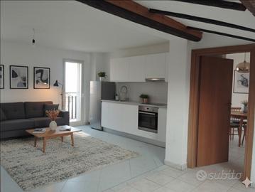 Mansarda Con Posto Auto Piano Tavola