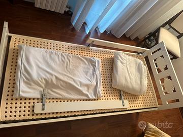 Lettino bianco con spondine