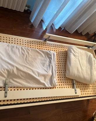 Lettino bianco con spondine