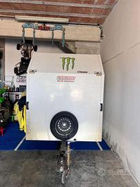 Rimorchio chiuso ben accessoriato