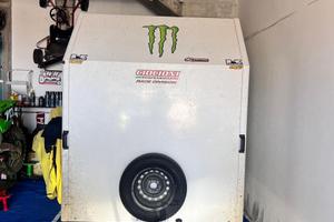 Rimorchio chiuso ben accessoriato