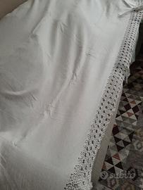 tovaglia rettangolare conpizzo a mano e tovaglioli