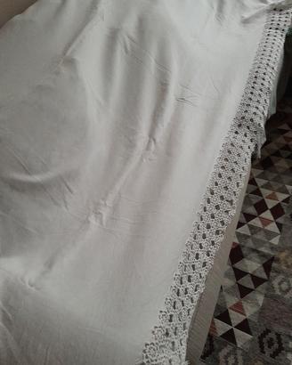 tovaglia rettangolare conpizzo a mano e tovaglioli