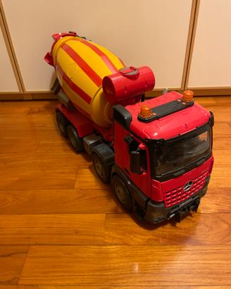 Gioco Bruder betoniera Mercedes Arocs lampeggianti