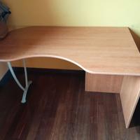 Scrivania in legno con sagoma per utilizzatore