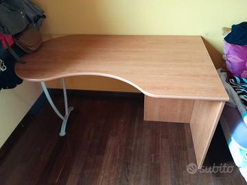 Scrivania in legno con sagoma per utilizzatore