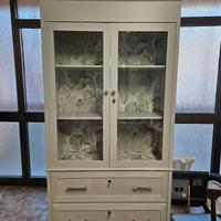 vetrina alta in legno