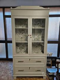 vetrina alta in legno