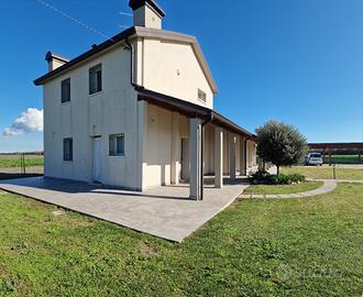Bella villetta con ampio giardino a Vaccolino