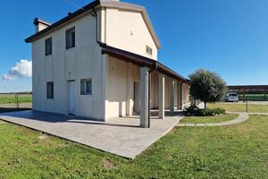 Bella villetta con ampio giardino a Vaccolino