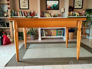 Tavolo da cucina completo di quattro sedie.