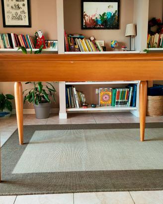 Tavolo da cucina completo di quattro sedie.