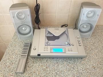 consolle HI-FI con lettore CD e radio.