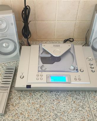 consolle HI-FI con lettore CD e radio.