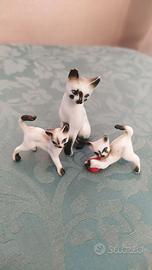 Tre statuine gattini
