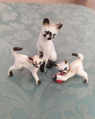 Tre statuine gattini