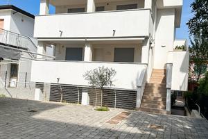 Moderno trilocale a 60 metri dal mare con giardino