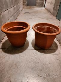 Due vasi grandi tondi