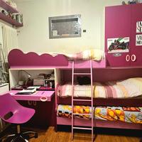 Cameretta vivace con 3 letti, armadio e scrivania