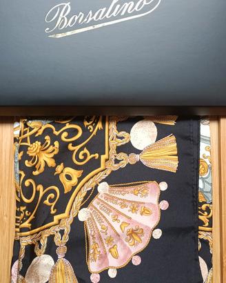 Foulard donna in seta completa di scatola.