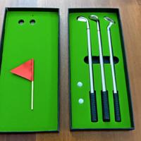 Modellino gioco golf sport con bandiere e mazze